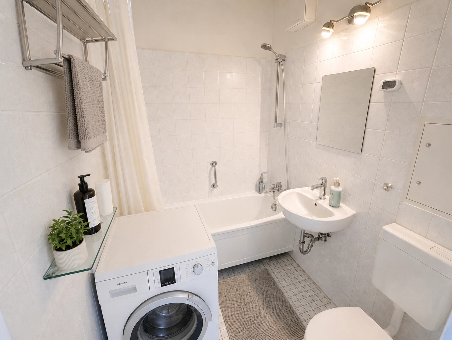 Hygienische Infrastruktur im Wohnungsbau: Badezimmer mit Dusche als barrierearme Lösung