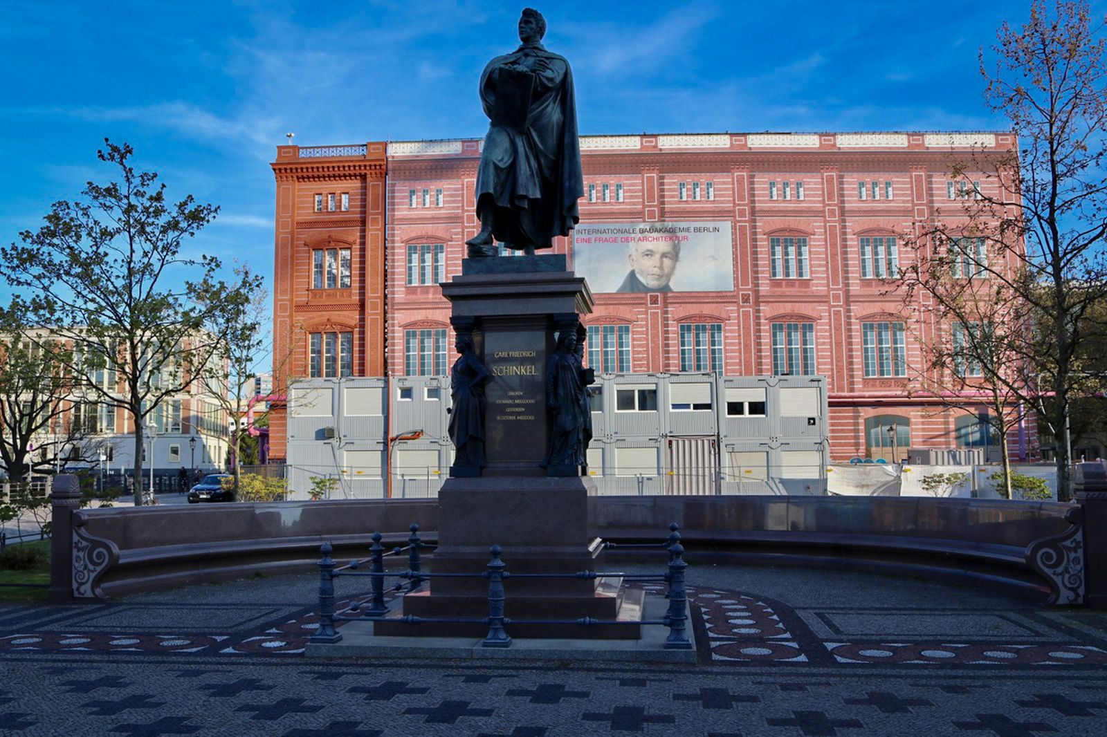 Schinkel-Denkmal vor der rekonstruierten Mockup-Fassade der Berliner Bauakademie am Schinkelplatz in Berlin-Mitte